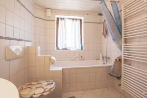 OG Bad mit Wanne