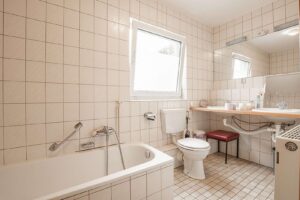 OG Bad mit Wanne